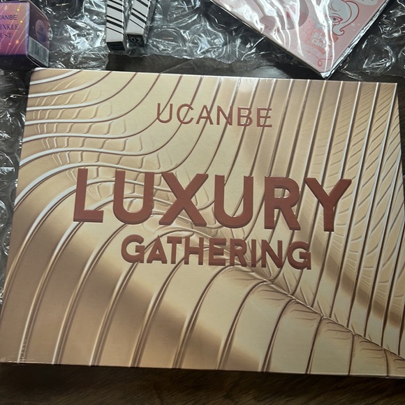 - Magical makeup mystery box New - Picture 3 of 7